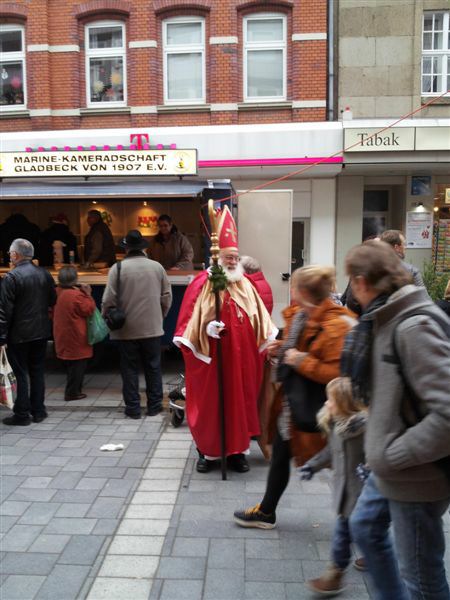 6.12.Nikolaus MK und Schalke Dorf Goetheplatz 007.jpg